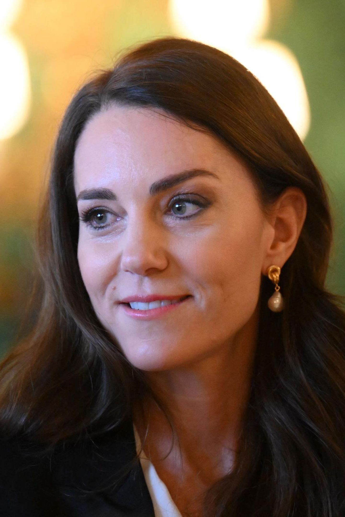 ... wirkt ihr Blick ein wenig müde und nachdenklich. Ob ihr die Aufregung um Prinz Harrys "Spare" in den letzten Wochen den Schlaf geraubt hat? Auch die goldenen geknoteten Ohrringe von Shyla können davon nicht ablenken. 