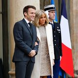 Ihren eleganten cremefarbenen Mantel trägt Brigitte Macron in letzter Zeit sehr gern, so auch beim Empfang des Präsidenten der Elfenbeinküste Alassane Ouattara und seiner Frau Dominique in Paris. Spannender ist aber das Kleid darunter.