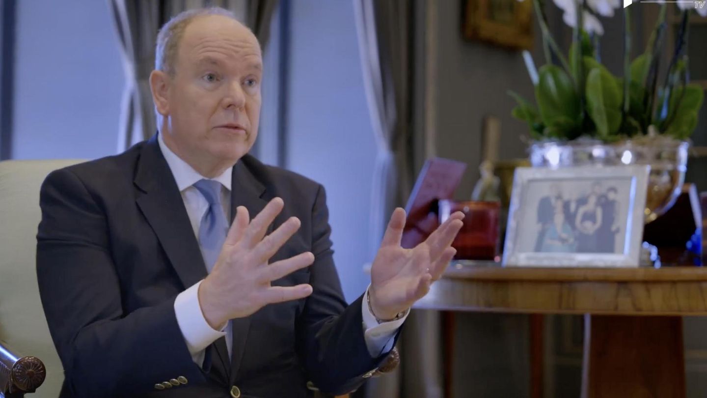 Fürst Albert im Interview Ein Bild im Hintergrund wirft Fragen auf
