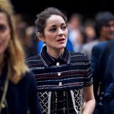 Als großer Chanel-Fan darf natürlich auch Marion Cotillard bei der Show in Paris nicht fehlen.
