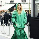 Cooler Stilbruch – Clotilde Courau kombiniert bei der Elie Saab Show zum bodenlangen Abendkleid eine übergroße Kapuzenjacke. 