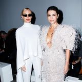 Go big or go home, dachten sich wahrscheinlich Diane Kruger und Lisa Rinna bei der Ashi Studio  Haute Couture Show. Während Diane eher auf reduzierte, futuristische Designs setzt, darf es bei Lisa etwas verspielter zugehen. 