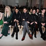 Beste Sicht auf die neueste Haute-Couture-Kollektion von Elie Saab haben Kristina Bazan, Poppy, Zinnia Kumar, Johannes Huebl, Olivia Palermo, Paul Forman und Sabrina Carpenter (v.l.n.r.)