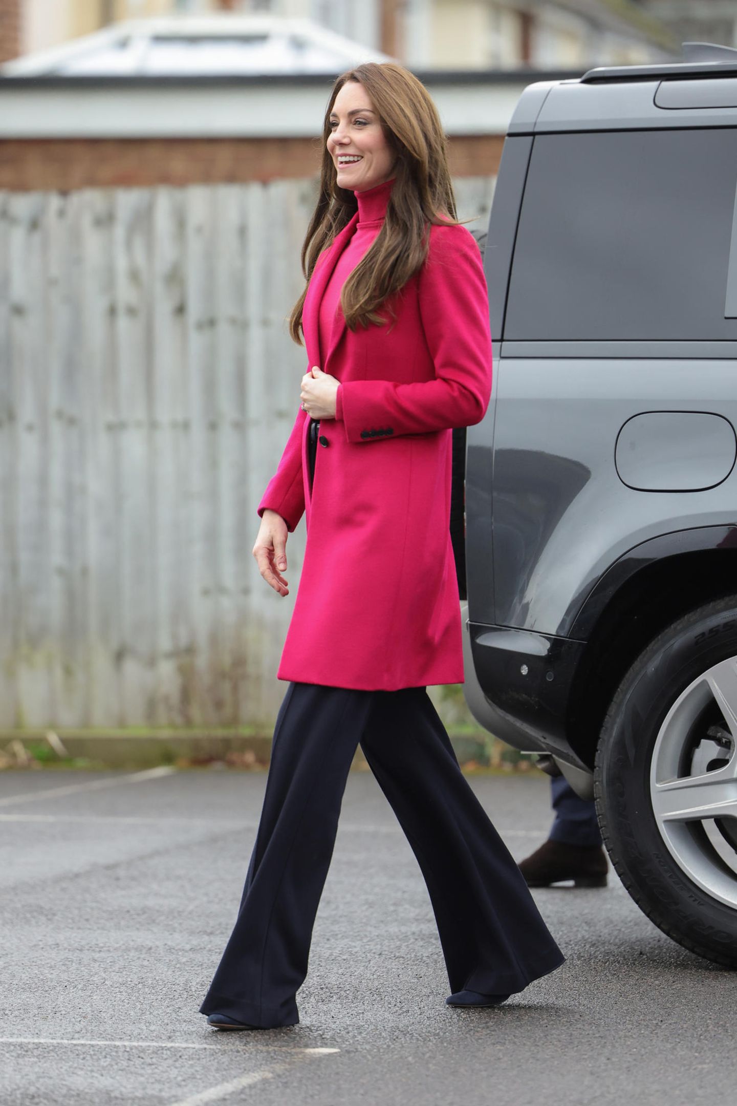 Catherine besucht gemeinsam mit Ehemann Prinz William die Tafel in Windsor und verzaubert dabei nicht nur mit ihrem strahlenden Lächen, sondern auch mit ihrer eleganten Föhnfrisur – und diese hat sich die Princess of Wales überraschend glatt frisieren lassen! Dazu setzt sie auf einen Mantel in leuchtendem Fuchsia von Hobbs London, der ihr neues Haarstyling perfekt zur Geltung bringt. Ein passender Hobbs-Pullover sowie eine elegante schwarzen Hose komplettieren den hübschen Winterstyle.