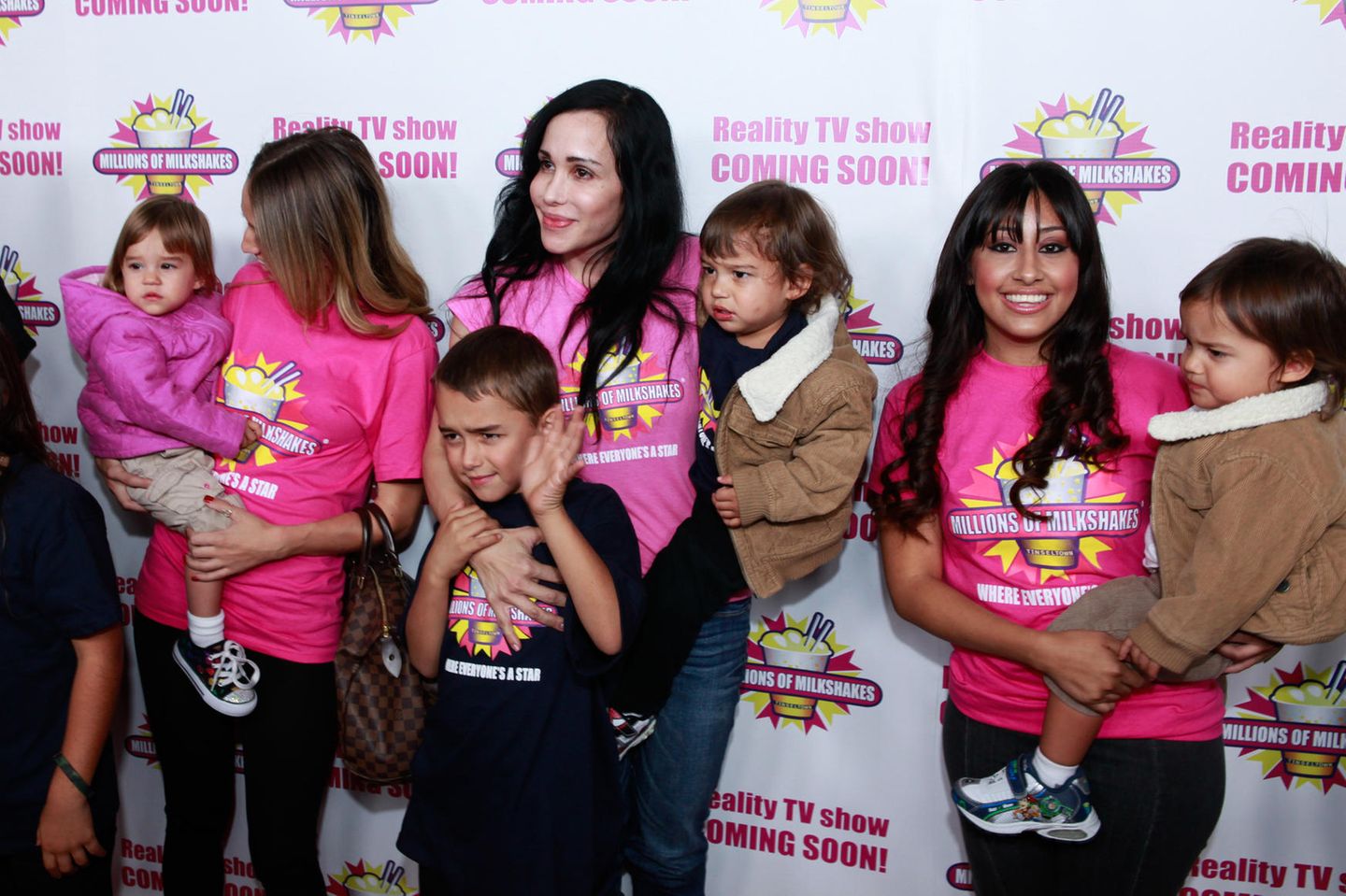Nadya "Octomom" Suleman und alle ihre Kinder besuchen "Millions Of Milkshakes" am 10. November 2010 in West Hollywood, Kalifornien. 