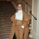 Nachdem Doja Cat bei ihrem Auftritt zur Fashion Show von Schiaparelli dafür kritisiert wurde, dass sie keine Wimpern zu ihrem auffälligen Look trug, entschied sich die Sängerin kurzerhand für einen Look der Extraklasse. Als Gast der Viktor & Rolf Haute Couture Show trug sie unechte Wimpern als Bart und Augenbrauen.