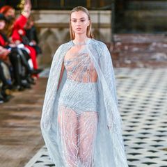 Im Rahmen der Haute-Couture-Week in Paris zeigte das Label "La Metamorphose" seine neue Kollektion. Auf dem Laufsteg der Modenschau: Lilly Krug. Die Tochter von Veronica Ferres feiert ihr Laufstegdebüt in einem transparenten Glitzerkleid mit Cape.