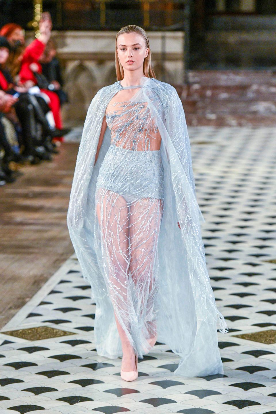 Im Rahmen der Haute-Couture-Week in Paris zeigte das Label "La Metamorphose" seine neue Kollektion. Auf dem Laufsteg der Modenschau: Lilly Krug. Die Tochter von Veronica Ferres feiert ihr Laufstegdebüt in einem transparenten Glitzerkleid mit Cape.