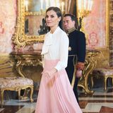 Beim Empfang des Diplomatischen Korps verzichtet Königin Letizia auf ein Kleid, setzt dafür auf einen Fashion-Klassiker, den auch Catherine, Princess of Wales, sehr liebt: die Pussy Bow Blouse. Zur weißen Bluse von Carolina Herrera kombiniert sie einen rosafarbenen Maxi-Rock aus leichtem Material und farblich passende Ohrringe – ein sehr harmonischer Look. 