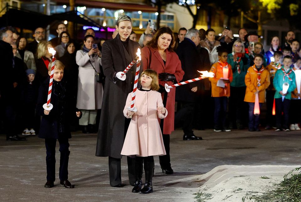 26. Januar 2023 Fürstin Charlène, Prinz Jacques und Prinzessin Gabriella haben die Feierlichkeiten der Sainte Dévote begonnen. Zu Ehren der Schutzheiligen von Monaco wird wird am 26. und 27. Januar gefeiert. Eingeleitet wird die Zeremonie mit dem Entzünden eines Schiffes.