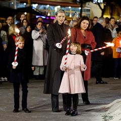 Fürstin Charlène, Prinz Jacques und Prinzessin Gabriella haben die Feierlichkeiten der Sainte Dévote begonnen. Zu Ehren der Schutzheiligen von Monaco wird wird am 26. und 27. Januar gefeiert. Eingeleitet wird die Zeremonie mit dem Entzünden eines Schiffes. 