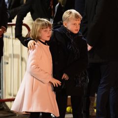 Prinzessin Gabriella und Prinz Jacques sind ein wirklich unschlagbares Duo! Im Rahmen der Feierlichkeiten Sainte Dévote in Monaco zündeten die beiden gemeinsam mit Mutter Charlène ein Fischerboot als Brauch an. Während Jacques ein Outfit in dunklen Farben gewählt hat, sticht Gabriella in ihrem rosa Mantel besonders hervor. Dazu kombiniert sie schwarze Stiefel. 
