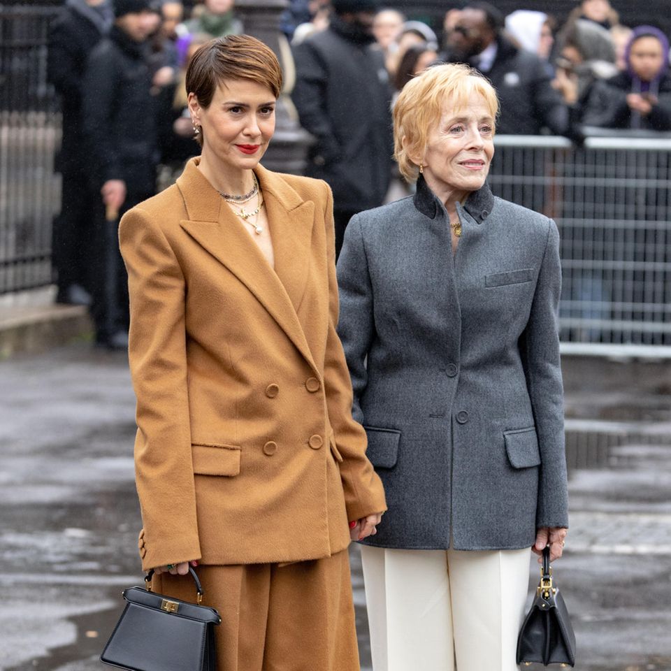 Im echten Partnerlook machen Sarah Paulson und Holland Taylor eine wirklich tolle Figur! Das Paar trägt für die Fendi Haute Couture Frühjahr/Sommer 2023 Show dieselbe Art von Anzug und sogar dieselbe Tasche. 