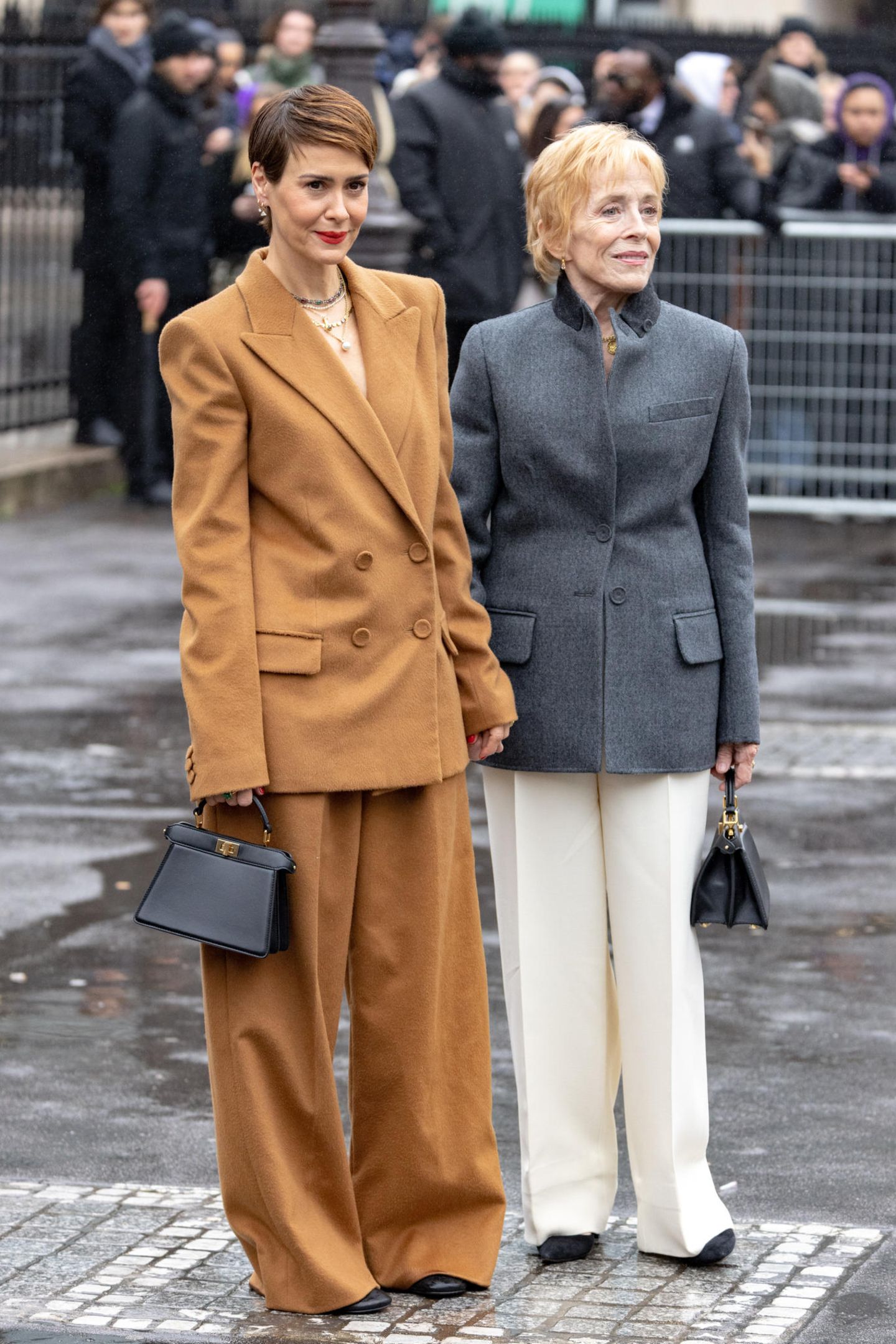 Im echten Partnerlook machen Sarah Paulson und Holland Taylor eine wirklich tolle Figur! Das Paar trägt für die Fendi Haute Couture Frühjahr/Sommer 2023 Show dieselbe Art von Anzug und sogar dieselbe Tasche. 