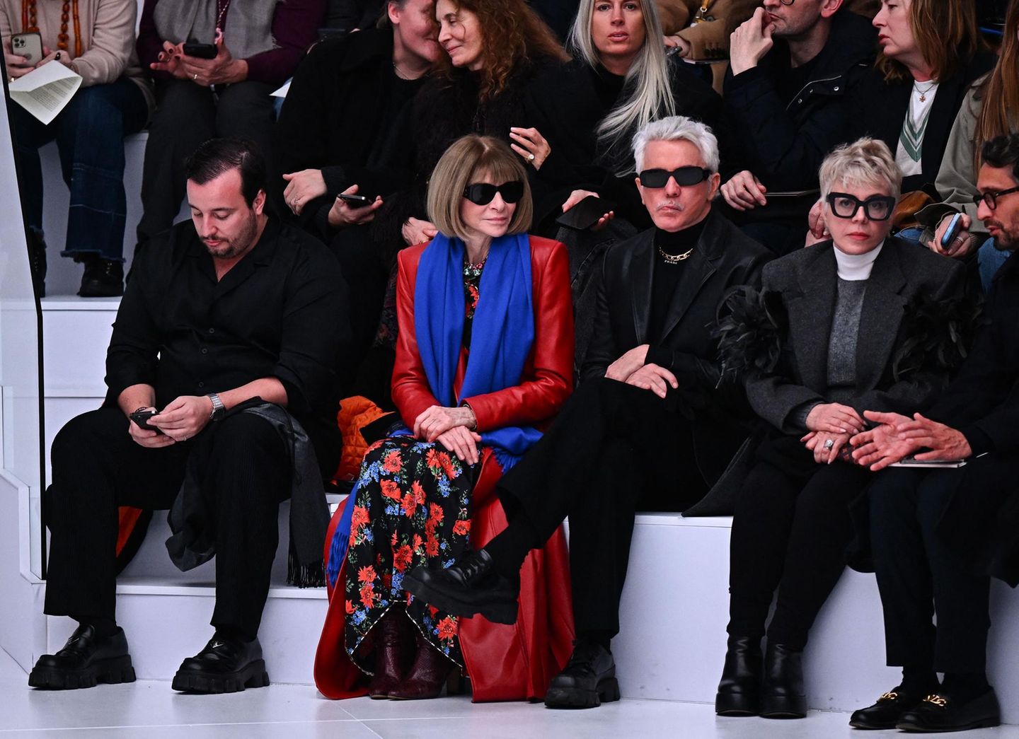 Anna Wintour sticht in der Front Row der Fendi Haute Couture Show besonders hervor. Die Chefredakteurin der US-amerikanischen Ausgabe der Vogue trägt einen Rot-Blauen-Look und selbstverständlich eine Sonnenbrille.
