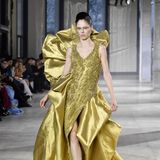 Das Model Coco Rocha läuft für die Gaurav Gupta Haute Couture Frühjahr/Sommer 2023 Show und präsentiert dieses goldene Wow-Kleid.