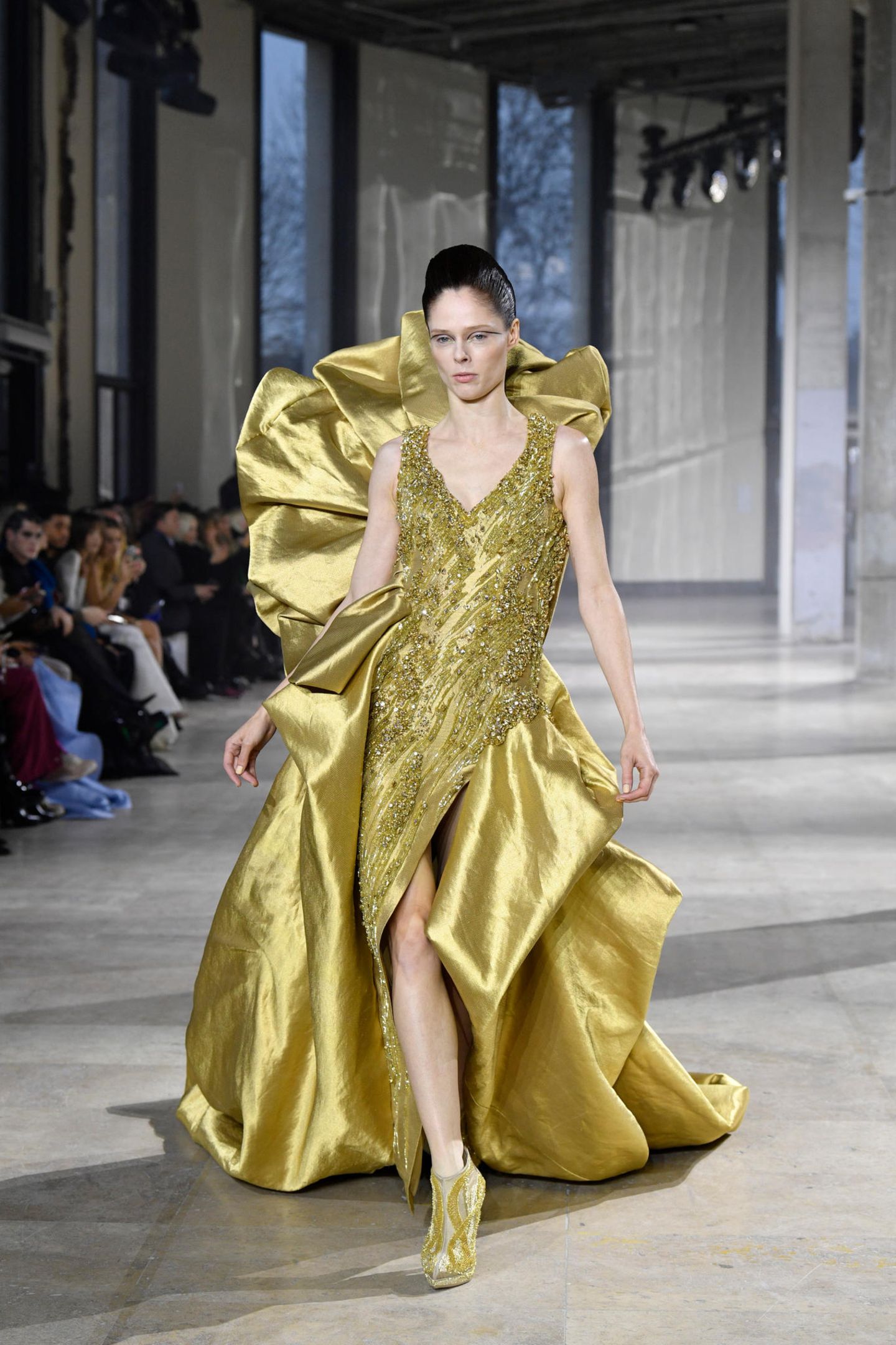 Das Model Coco Rocha läuft für die Gaurav Gupta Haute Couture Frühjahr/Sommer 2023 Show und präsentiert dieses goldene Wow-Kleid.