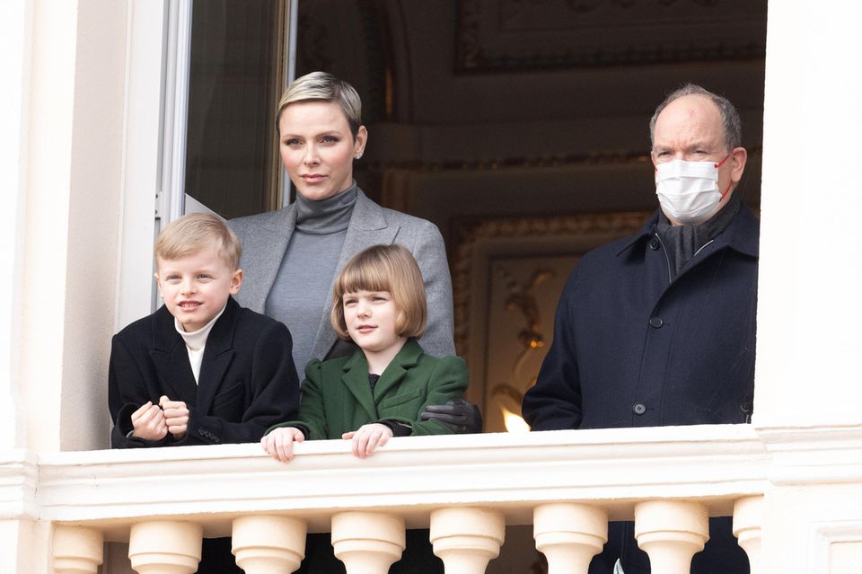 Später zeigt sich Fürstin Charlène dann noch mal mit den Zwillingen und ihrem an Corona erkrankten Ehemann, Fürst Albert, auf dem Balkon des Palastes. Der kleine Jacques trägt – genau wie Mama – einen Rollkragenpullover. Gabriella trägt einen dunkelgrünen Mantel. Später zeigt sich Fürstin Charlène dann noch mal mit den Zwillingen und ihrem an Corona erkrankten Ehemann, Fürst Albert, auf dem Balkon des Palastes. Der kleine Jacques trägt – genau wie Mama – einen Rollkragenpullover. Gabriella trägt einen dunkelgrünen Mantel.