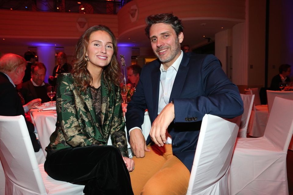 Ludwig, Prinz von Bayern: Prinz Ludwigs Verlobte Sophie-Alexandra Evekink lernt zurzeit Bayrisch. Dabei helfen ihr unter anderem auch TV-Serien wie „Monaco Franze“ und "Kir Royal". Prinz Ludwigs Verlobte Sophie-Alexandra Evekink lernt zurzeit Bayrisch. Dabei helfen ihr unter anderem auch TV-Serien wie „Monaco Franze“ und "Kir Royal".