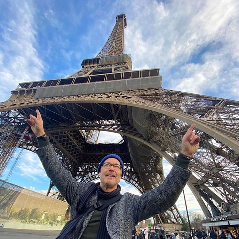 Paris mal aus einer anderen Perspektive: "The Flash"-Star Tom Cavanagh schickt seinen Instagram-Fans dieses witzige Foto vom Eiffelturm, aufgenommen mit einer Fischaugenlinse, damit auch alles vom beeindruckenden Wahrzeichen der Seine-Metropole mit aufs Bild passt. 