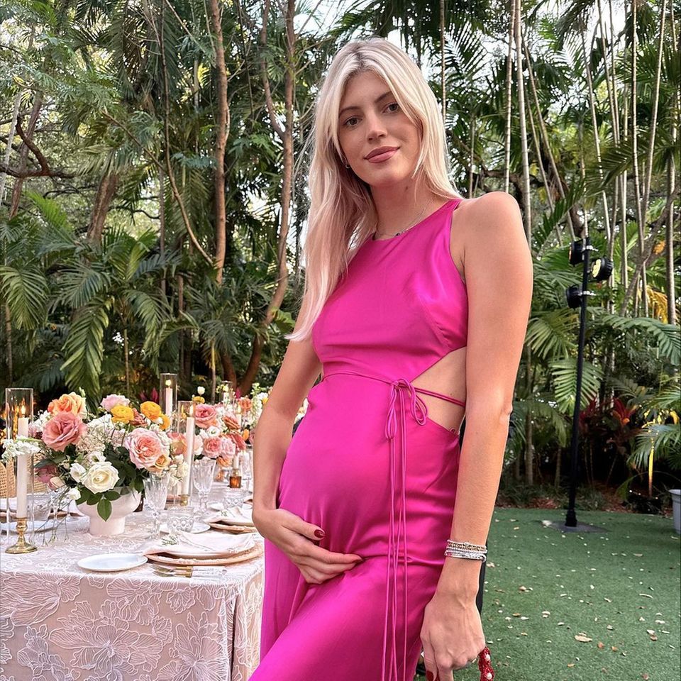 Devon Windsor erwartet ihr zweites Baby. In einem pinken Slipdress zeigt das "Victoria's Secret"-Model seinen Babybauch – und der ist ganz schön gewachsen! Das finden auch die Fans und kommentieren: "Wow! Dein Bauch ist aber groß geworden. Wie schön!". Devon ist im sechsten Monat.