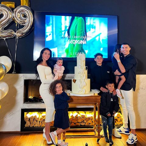 27. Januar 2023  ¡ Feliz cumpleaños! Cristiano Ronaldos Partnerin Georgina Rodriguez lebt mit ihrer Familie im absoluten Luxus, da wird der 29. Geburtstag natürlich auch gebührend gefeiert, mit ihren Liebsten, Freunden, vielen Blumen, Luftballons, einem besonderem Geburtstagsmenü und dieser extravaganten, dreistöckigen Torte mit Bütenoptik. 