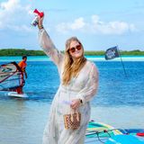 Startschuss für eine schöne Reise: Prinzessin Amalia lässt am Strand die Kitesurfing-Präsentation beginnen, gut, nicht mit einer Startpistole, aber die Gashupe dürfte laut genug getrötet haben.