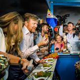 Besonders König Willem-Alexander genießt die karibischen Leckereien und lässt sich von den vielen Kameras, die dabei auf ihn gerichtet sind überhaupt nicht stören.