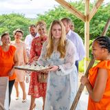 Beim Besuch des Kulturparks Mangazina di Rei auf Bonaire steht für die Kronprinzessin nicht nur Brötchenbacken auf dem Programm.