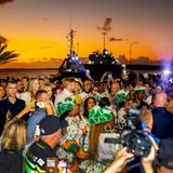 Der erste Tag geht nicht nur mit einem sensationellen karibischen Sonnenuntergang zuende, sondern mit einer großen Party.