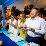 Beim "Taste of Bonaire"-Event probiert die Königsfamilie bestens gelaunt lokale Spezialitäten.