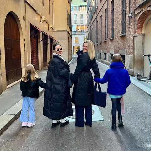 Beim Sonntagsspaziergang durch die Gassen von Mailand ist Familie Hunziker fast zu fünft: Celeste, Aurora, Michelle und Sole (v.l.) und natürlich das neue Familienmitglied, das gerade noch im Bauch von Michelles ältester Tochter heranwächst. 