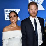 7. Dezember 2022  Herzogin Meghan und Prinz Harry werden bei der "Ripple of Hope Anti-Rassismus"-Gala in New York ausgezeichnet. Die Herzogin strahlt in einem maßgefertigten Kleid von Louis Vuitton.