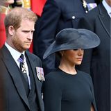 19. September 2022  Ein schwarzer Tag für die britische Monarchie: Queen Elizabeth wird beerdigt. Herzogin Meghan und Prinz Harry nehmen selbstverständlich an dem Staatsbegräbnis teil.