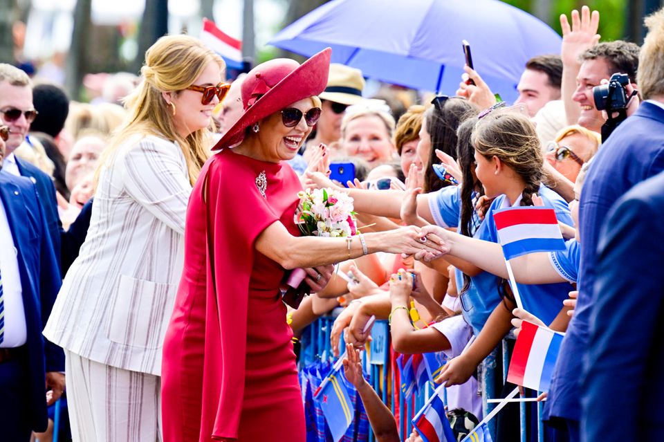 Dabei strahlen vor allem Prinzessin Amalia und Königin Máxima mit der karibischen Sonne um die Wette. Dabei strahlen vor allem Prinzessin Amalia und Königin Máxima mit der karibischen Sonne um die Wette.