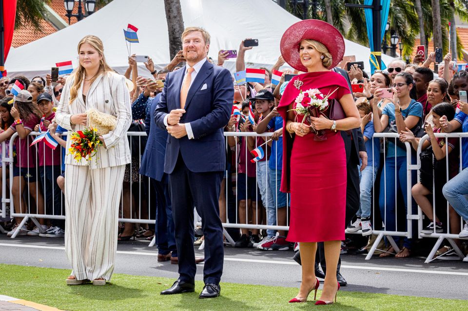 Vor Ort nehmen sie gemeinsam mit König Willem-Alexander an der Begrüßungszeremonie auf dem Wilhelminaplatz in Oranjestad teil.
