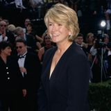 Dieses Foto ist über 25 Jahre alt, damals ist Martha Stewart als 56-Jährige zu Gast bei der Emmy-Verleihung. Die Haut straff und rosig, die Haare voll, blond und elegant frisiert. Die Fernsehköchin scheint optisch nicht zu altern. Das hat sich auch heute nicht wirklich geändert... 