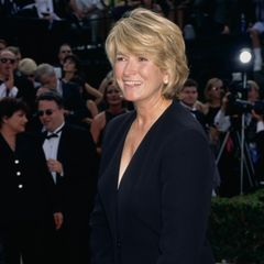 Dieses Foto ist über 25 Jahre alt, damals ist Martha Stewart als 56-Jährige zu Gast bei der Emmy-Verleihung. Die Haut straff und rosig, die Haare voll, blond und elegant frisiert. Die Fernsehköchin scheint optisch nicht zu altern. Das hat sich auch heute nicht wirklich geändert... 