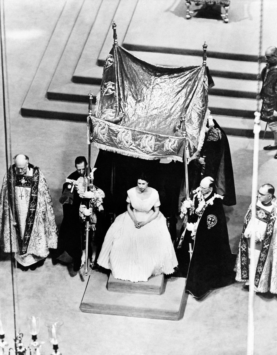 Queen Elizabeth bekam ihre Salbung bei ihrer Krönung 1953 unter einem goldenen Baldachin.
