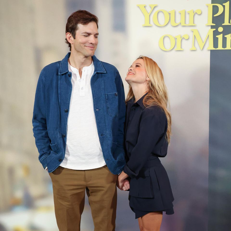 Trotz hoher Schuhe ist Reese Witherspoon noch um einige Zentimeter kleiner als ihr Co-Star Ashton Kutcher! Auf der Premiere von "Your Place or Mine" posieren die beiden vor den Kameras. Ashton ist übrigens fast 190 Zentimeter groß, Reese mit ihren 156 Zentimetern mehrere Köpfe kleiner.