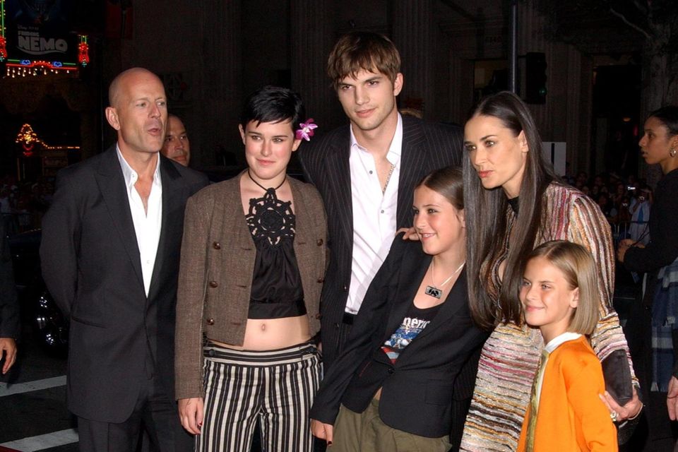 Bruce Willis, Ashton Kutcher und Demi Moore mit Rumer, Scout und Tallulah im Jahr 2003