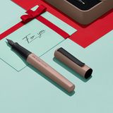 Was ist romantischer als ein selbstgeschriebener Liebesbrief? Richtig – sehr wenig.  Dafür legt man die Grundlage indem man ein Schreibset verschenkt – ist also quasi auch ein Geschenk an uns selbst. Hexo Set von Faber Castell in Bronze, für 49 Euro erhältlich.