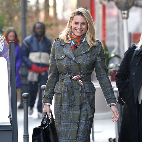 Lässig wie immer ist Michelle Hunzinker auf den Straßen von Mailand unterwegs. Zu ihrem karierten Mantel trägt die Moderatorin eine Jeans und Sneaker. Für einen kleinen Farbmoment wählt Michelle einen bunt gemusterten Schal, welcher ihr Strahlen noch einmal hervorhebt. 