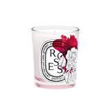 Das Schönste an roten Rosen? Ihr Duft! Die "Roses"-Kerze von Diptyque im speziellen Valentinstag-Design erinnert mit ihrem Duft an üppig blühende Rosenbüsche im Mai, die gerade erst anfangen zu blühen und olfaktorisch die reine Liebe symbolisieren. Erhältlich für 67 Euro