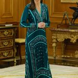 Einen Tag später zeigt sich Letizia bei einer Audienz in Madrid erneut in einem Muster-Kleid. Statt Hahnentritt wählt die spanische Königin jedoch einen Recycler mit auffälligem Paisley-Muster und Plissee-Schnitt. Auch das Schuhwerk fällt sommerlicher aus: Mit schwarzen Pumps und ohne Strumpfhose verleiht sie dem Kleid eine glamouröse Note. 