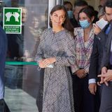 Königin Letizia ist für einen Termin in Spanien unterwegs – und setzt dabei auf ein ein tailliertes Midikleid mit Hahnentritt-Muster. Mit dunklen Absatz-Stiefeln gibt die Zweifach-Mama ihrem Dress ein winterliches Upgrade und bleibt dem schwarz-weiß-Farbschema ihres Outfits treu. 