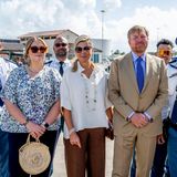 Nach ein paar ereignisreichen Tagen auf Aruba, setzen Prinzessin Amalia, Königin Máxima und König Willem-Alexander wieder die Segel. Vor der Abfahrt posiert die royale Familie  im Hafen von Oranjestad mit dem Sicherheitsteam.