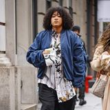 Huch, unter diesem Look lässt sich Naomi Osakas Babybauch gar nicht mehr erkennen! Die Tennisspielerin versteckt ihn unter ihrem lässigen Look ziemlich gut. Zu einer lockeren Hose, weißen Sneakern und einer Bluse kombiniert die 25-Jährige eine coole Bomberjacke mit Raffung an den Ärmeln.