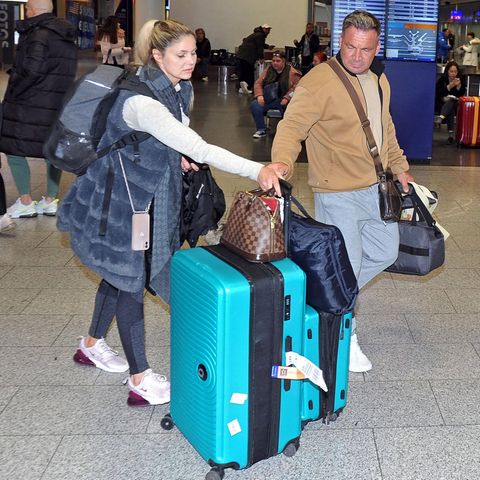 Peter Klein + Yvonne Woelke: So vertraut zeigen sie sich am Flughafen
