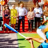 Dort schauen sie sich spektakuläre Sportvorführungen an, bei denen sogar bunte Rauchkörper gezündet werden – natürlich in Orange.